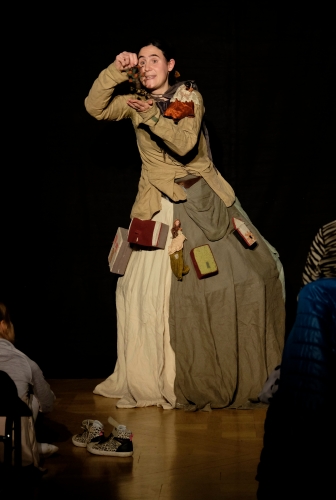 contes grimm, contes noël, conte hiver, dame Holle, Frau Holle, Märchen Grimm, Conte bilingue franco-allemand, conte sur Robe, Kleidinszenierung, Institut français, Institut français Mannheim