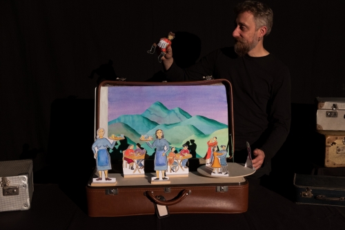 Ma vie de valise, récits migratoires dans les Vosges, mise en scène valises, récits de vie, théâtre de papier, théâtre d'objets, culture à Haillainville, Compagnie ABOUDBRAS