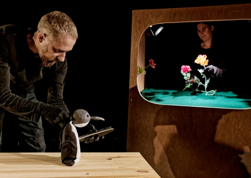 Télé en panne/ Papa est connecté, spectacle de prévention aux écrans, spectacle de marionnette pour parler de nos usages des écrans, spectacle marionnettes écrans, Cie ABOUDBRAS
